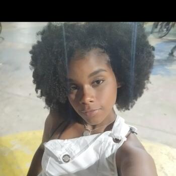 Babysitter in Camaçari: Adrielle