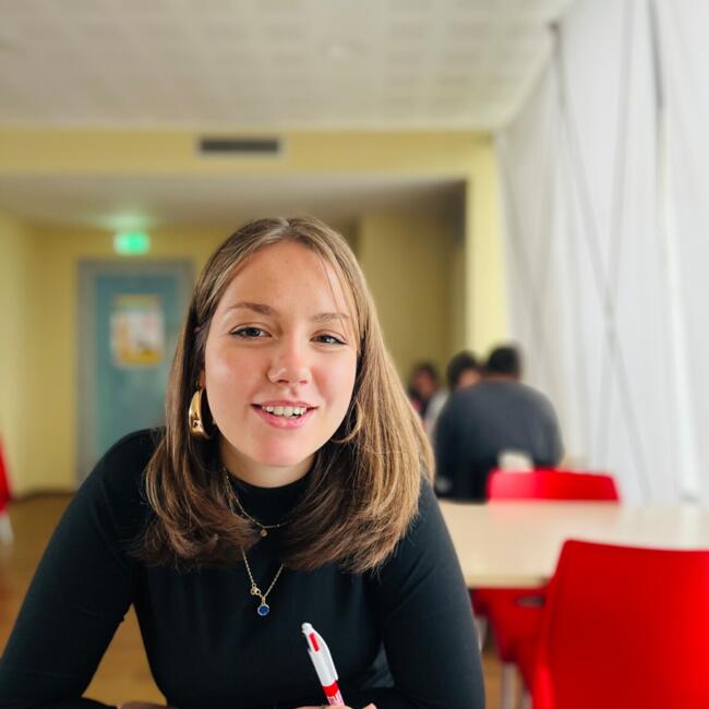 Babysitter in Bron: Charlotte