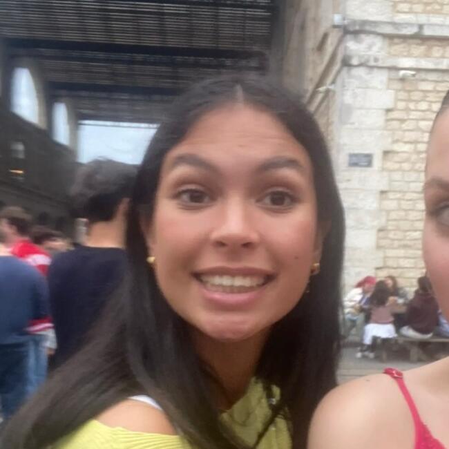 Babysitter in Poitiers: Lee Ana