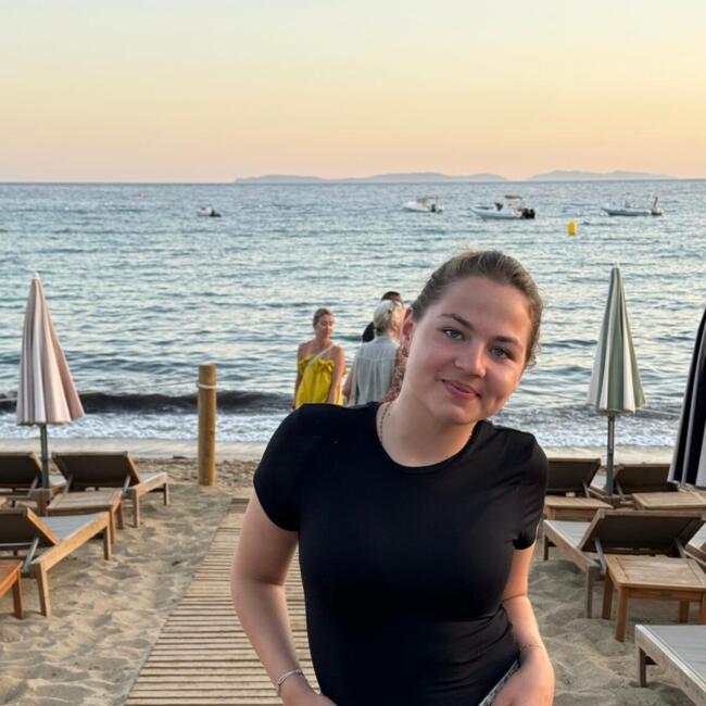 Babysitter in Neuilly-sur-Seine: Emma