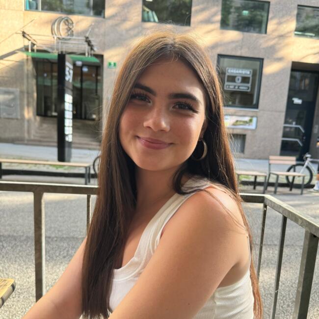 Babysitter in Wildon: Elena