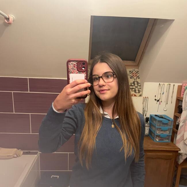 Babysitter in Saint-Léger-sur-Dheune: Jade