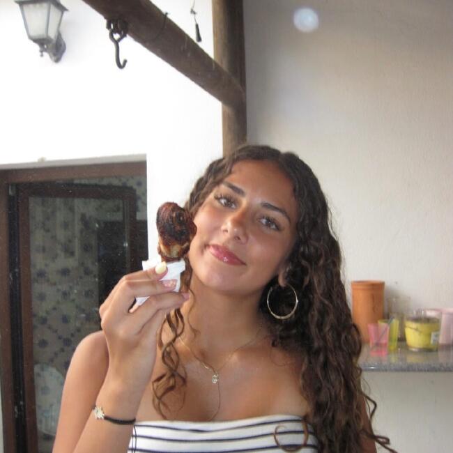 Babysitter em Estoril: Yumi