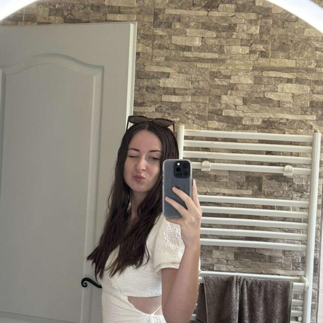 Babysitter in Saint-Maurice-en-Rivière: Lea