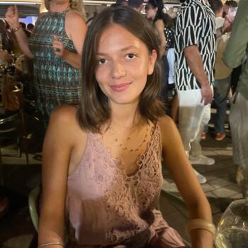 Babysitter in Paris: Mila