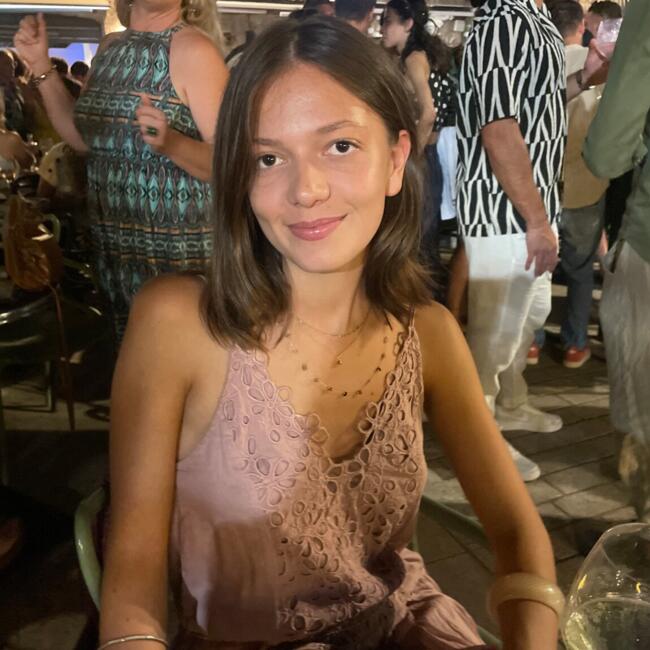 Babysitter in Paris: Mila