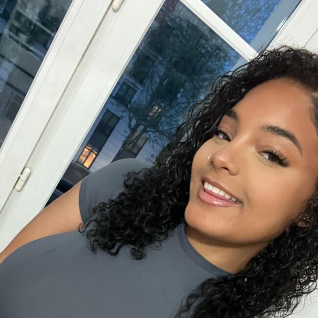 Babysitter in Chessy: Shaïna