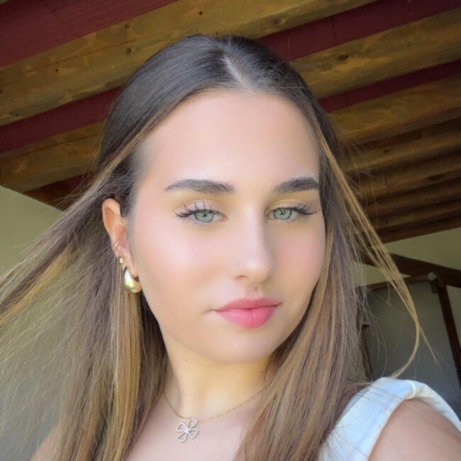 Babysitter in Jougne: Melyssa