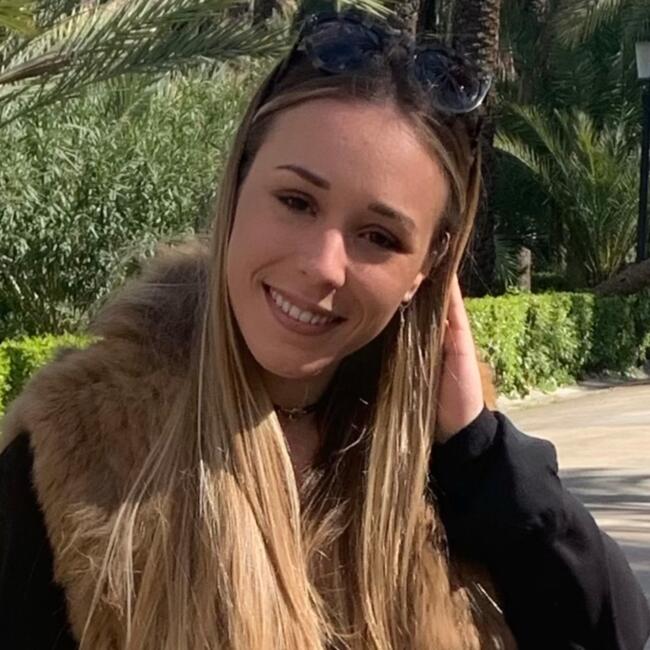 Baby-sitter in Almada: Aurore