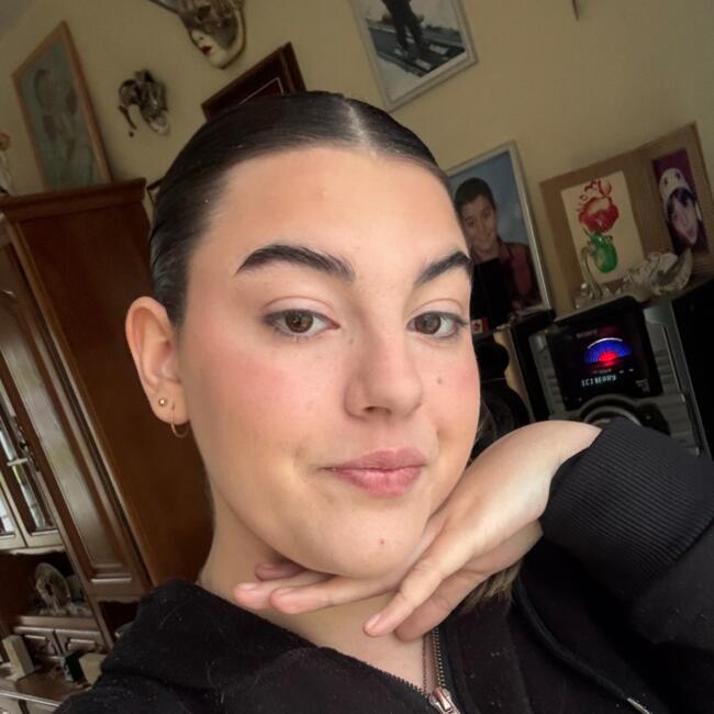 Babysitter in Saint-Germain-du-Puy: Laura