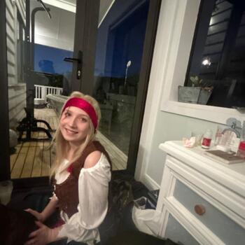 Babysitter in Dunedin: Freya