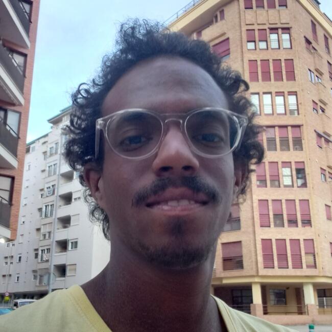 Canguro en Castellón de la Plana: Yaidiel Jesús