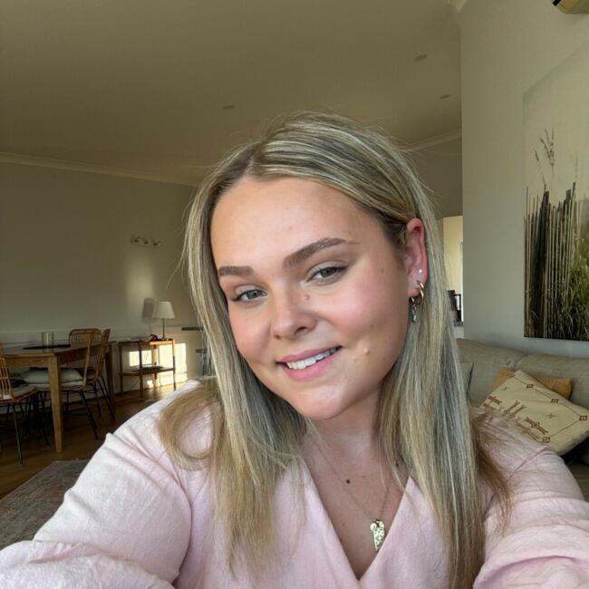 Auklė Sidnėjus: Tegan Ellis