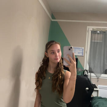 Babysitter in Puy-Guillaume: Axelle