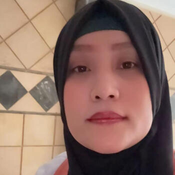 جليسة أطفال جدة: Mona