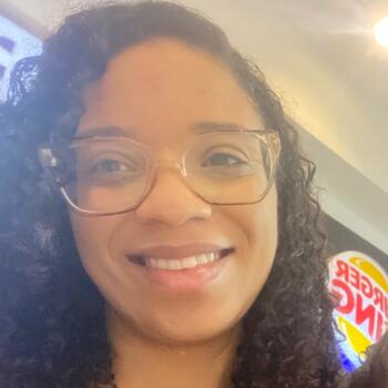 Babysitter in Salvador: Evelyn