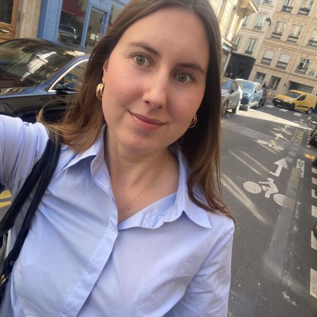 Barnevakt i Paris: Lola