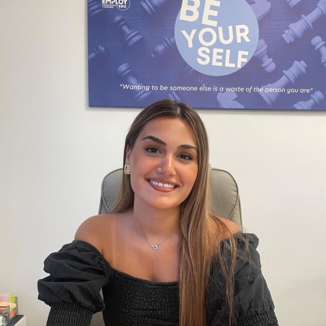 Babysitter στην περιοχή Ζωγράφος: Βασιλεία Ραφαέλα Μαυρολέων