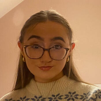 Babysitter in Knockmore: Ava