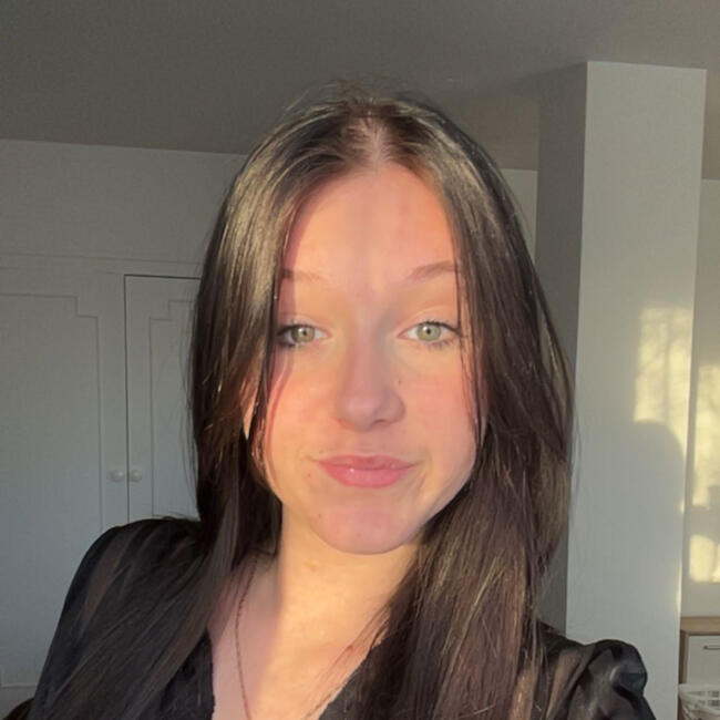 Babysitter in Saint-Pierre-de-Juillers: Zoe