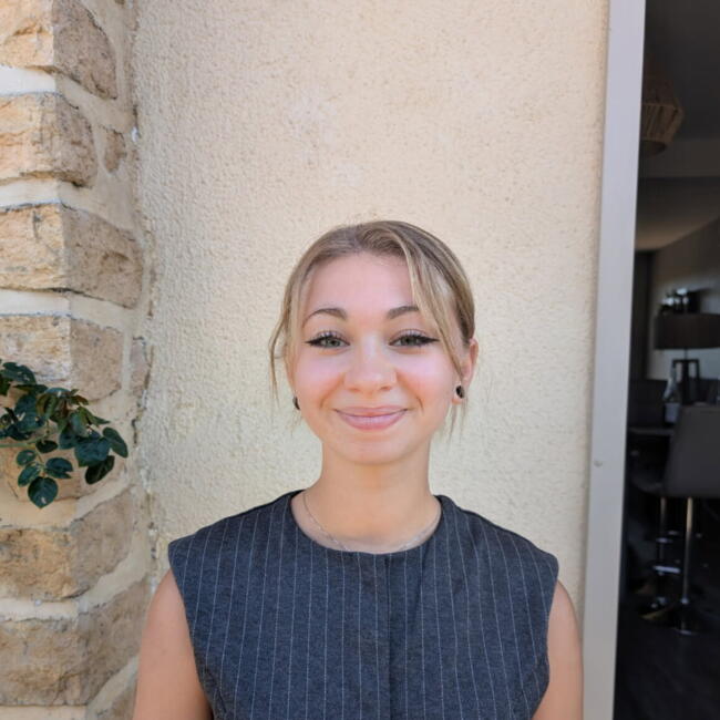 Babysitter in Dom-le-Mesnil: Eva