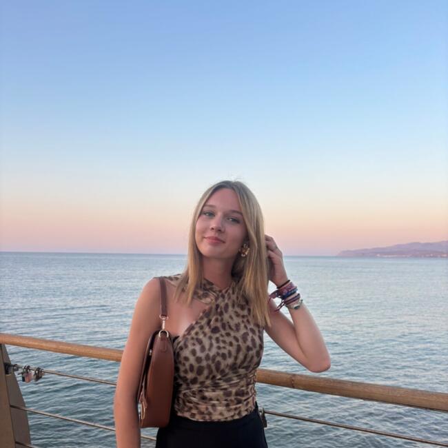 Babysitter in Meaux: Cally