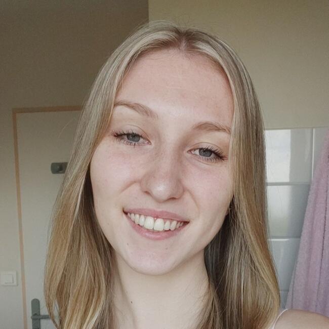 Babysitter in Rouen: Stella