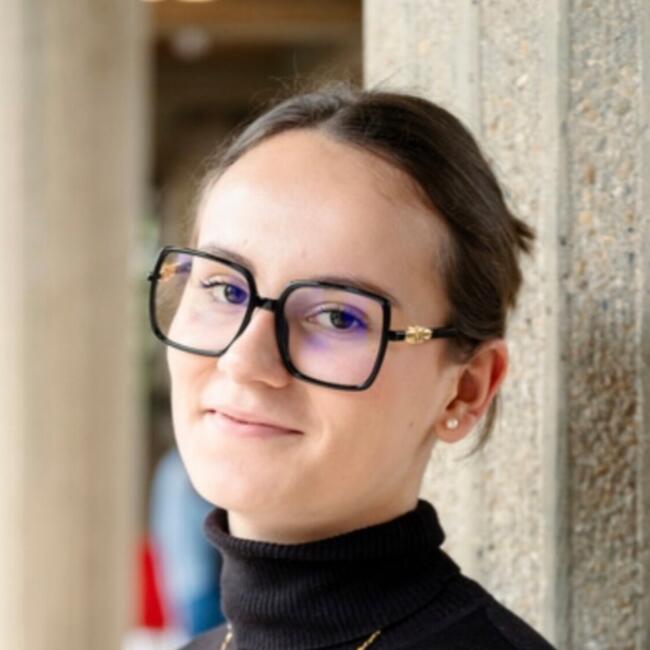 Babysitter in Saint-Pourçain-sur-Sioule: Eva