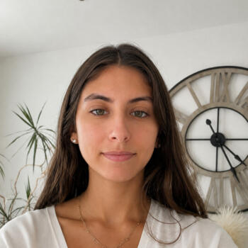 Baby-sitter à Saint-Pierre-du-Perray: Adelia