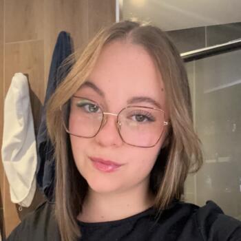 Babysitter in Saint-Martin-des-Noyers: Chloe