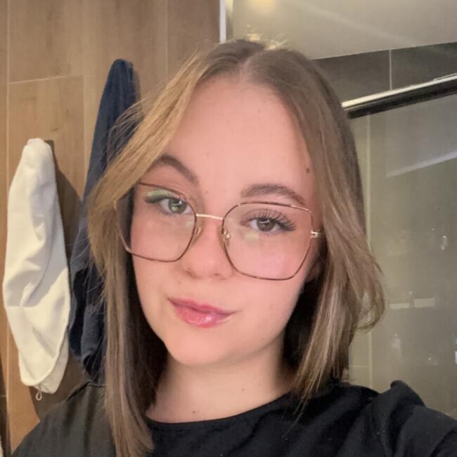 Babysitter in Saint-Martin-des-Noyers: Chloe