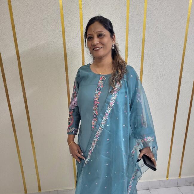 Surat में बेबीसिटर: Devanshi