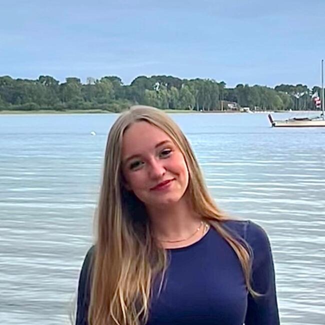 Babysitter in Parempuyre: Naely