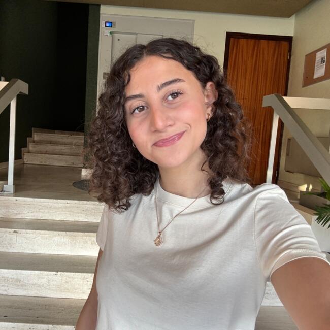 Babysitter in La Ferté-Bernard: Imene