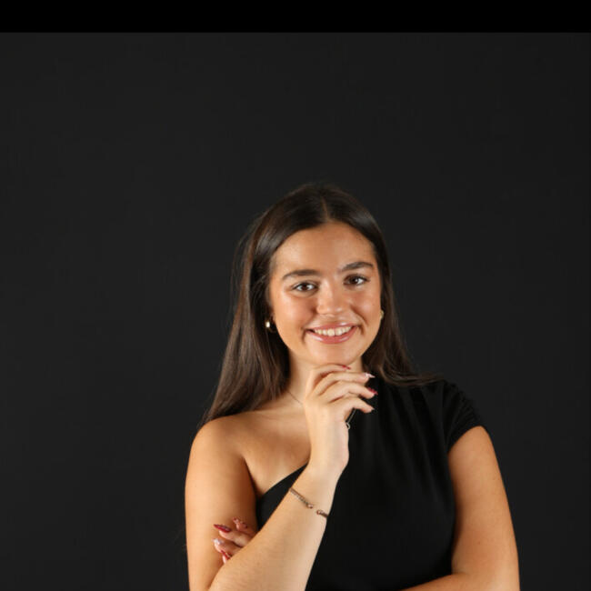 Babysitter in Saint-André-sur-Orne: Stella