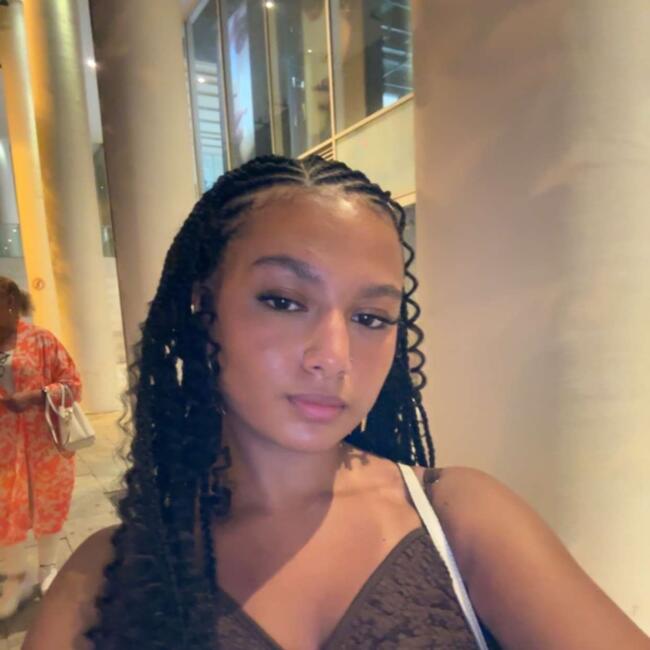 Babysitter in Saint-Denis: Dina