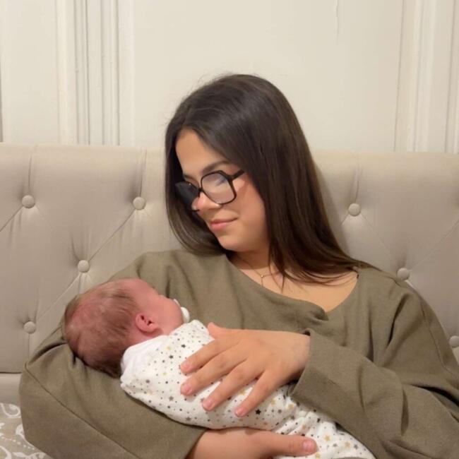 Babysitter in Fleurieu-sur-Saône: Alisa