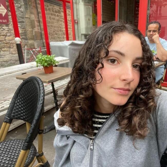 Babysitter in Jouy-le-Moutier: Maya