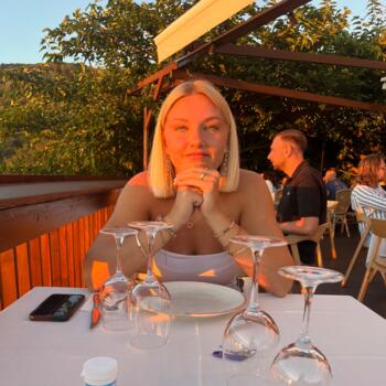 Babysitter in Torricella: Elody