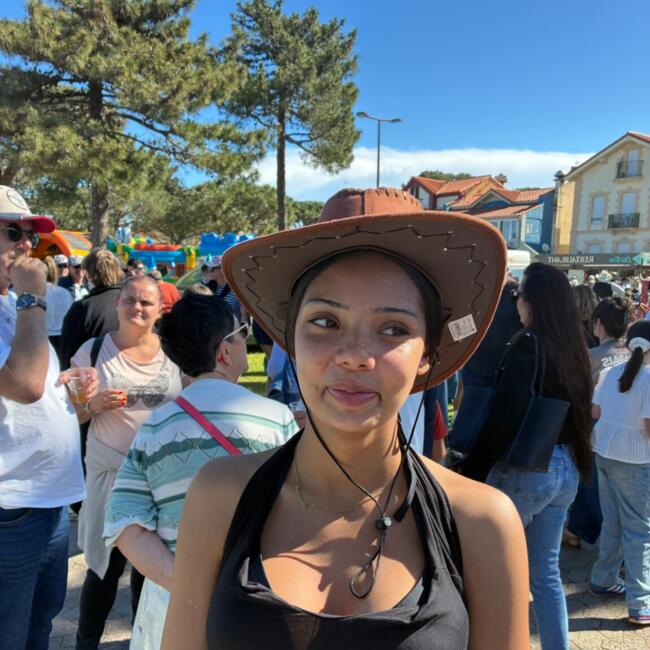 Babysitter in La Ville-du-Bois: Louna