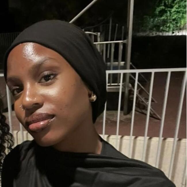 Babysitter in Val-de-Reuil: Justine