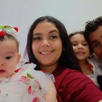 Emprego de babá em Trindade: emprego de babá Sarah