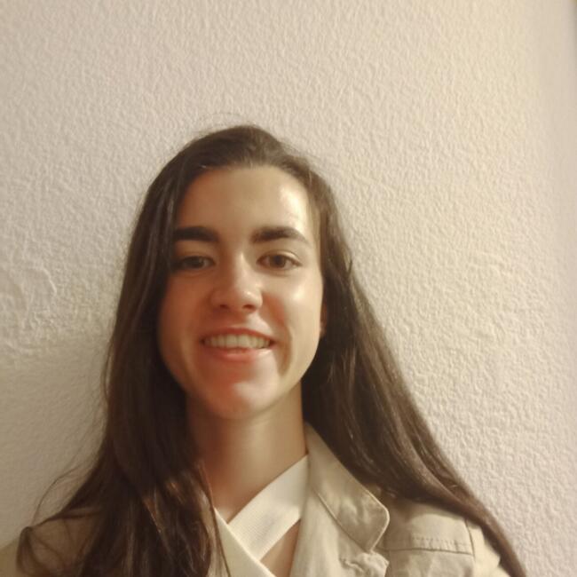 Babysitter in Girona: Júlia