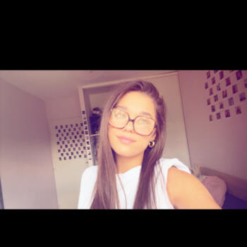 Babysitter in Saint-Symphorien: Louise