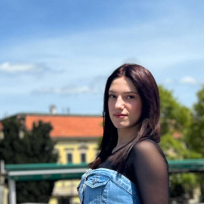 Babysitter in Laćarak: Sara