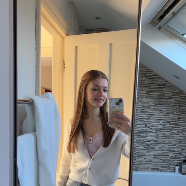 Babysitter in Aldershot: Maayan