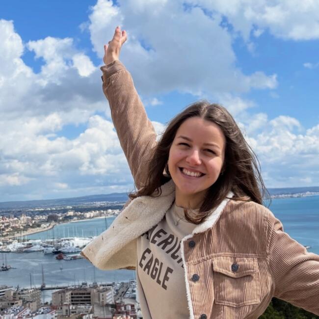 Babysitter in Cairns: Julie