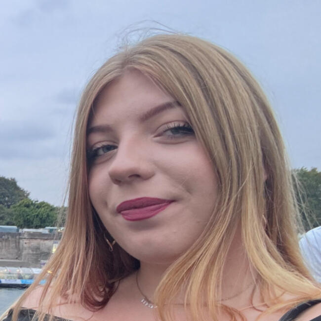 Babysitter em Espinhel: Ksenia