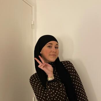 Babysitter in Blois: Nour