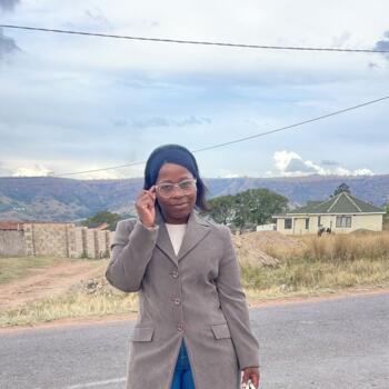Babysitter KwaNgendezi: Hlengiwe